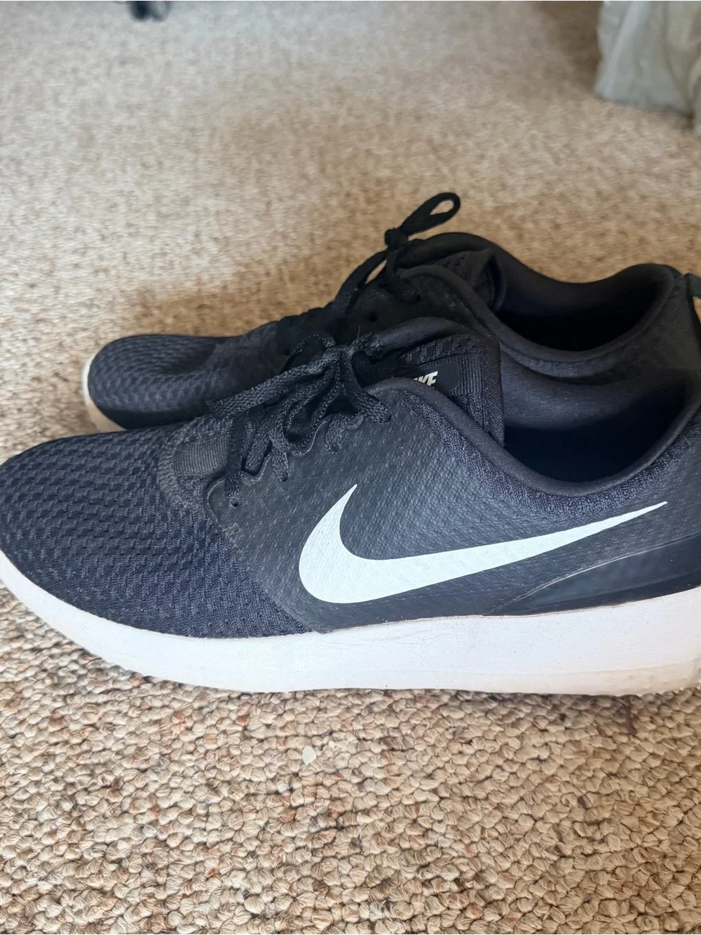 Nike Black and White Men's Lightweight Athletic Sneakers
